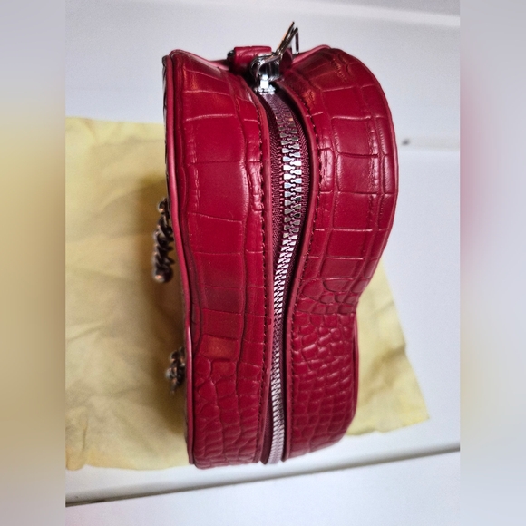 Elegant Heart-Shaped Crossbody Bag in Red - Picture 7 of 8